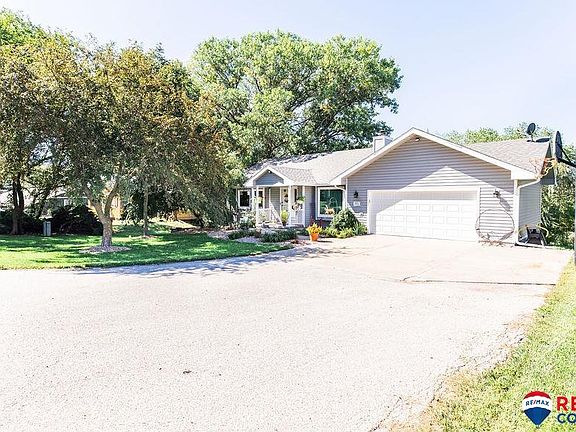3rd image of 815 Lakeview Dr