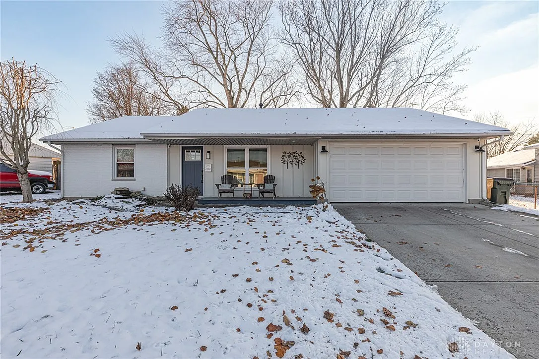1750 Roxbury Dr photo 1