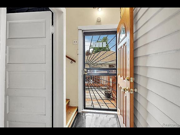 4th image of 2078 Belmont St #1