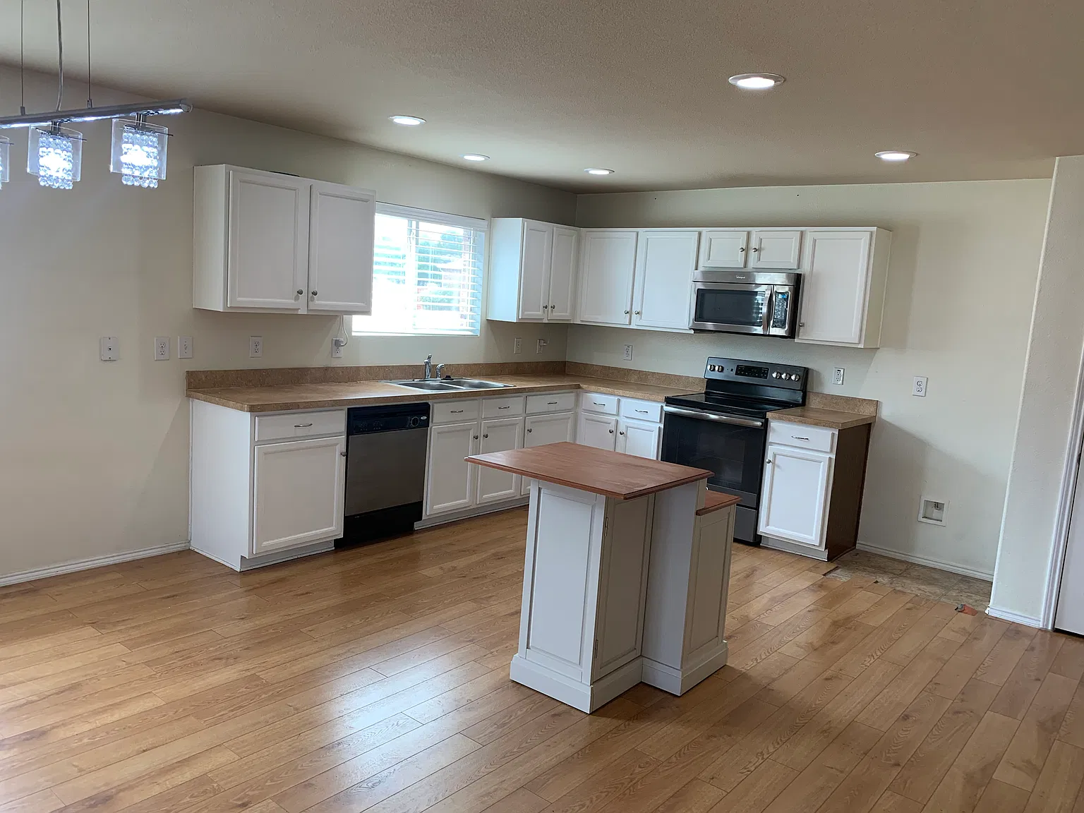 3 bed, 2152 sqft, $2,100 — Photo 3