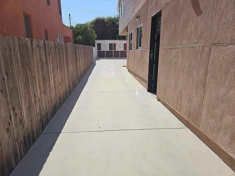 S La Peer Dr — Photo 6