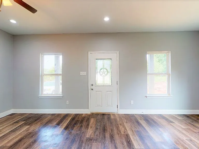 114 E Oak St — Photo 8