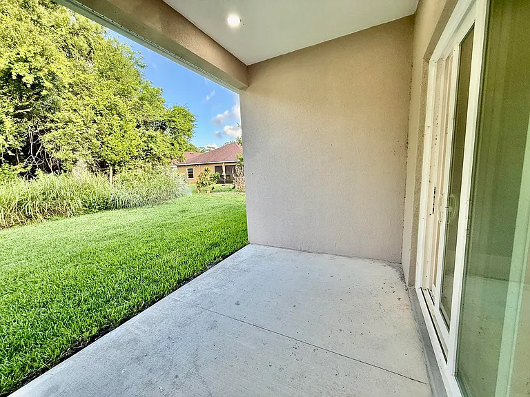 660 NE Moss Rose Pl — Photo 20