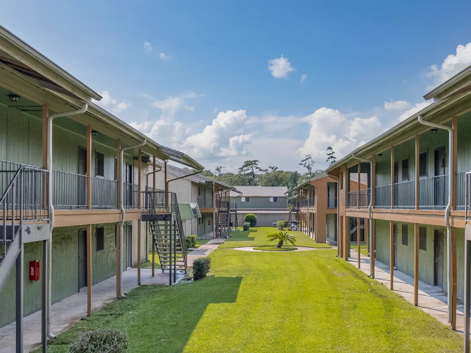 Sunset Grove Apartments — Photo 3