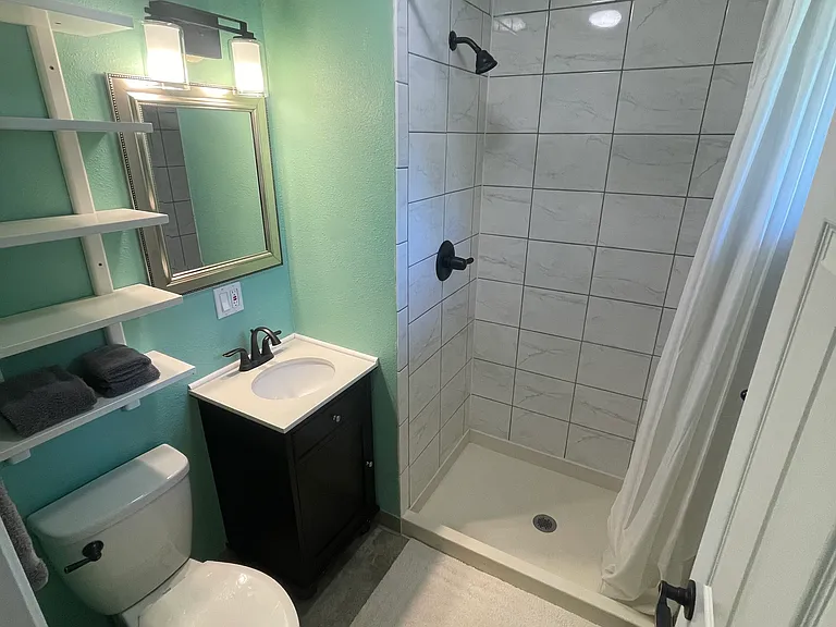 Master en-suite bathroom (upstairs)