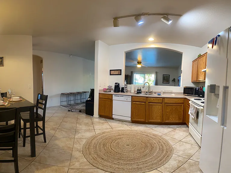 W Valentine Ave — Photo 30