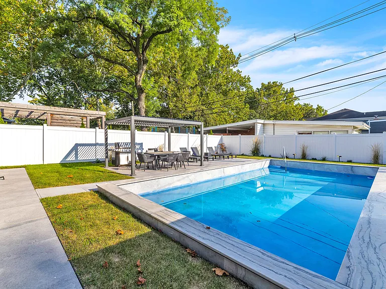 414 E Schiller St — Photo 36