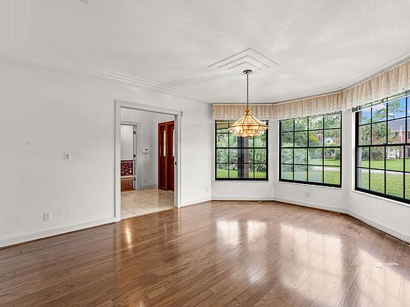 4th image of 3693 Valley Park Way