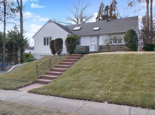 50 Devon Rd, Great Neck, NY 11023