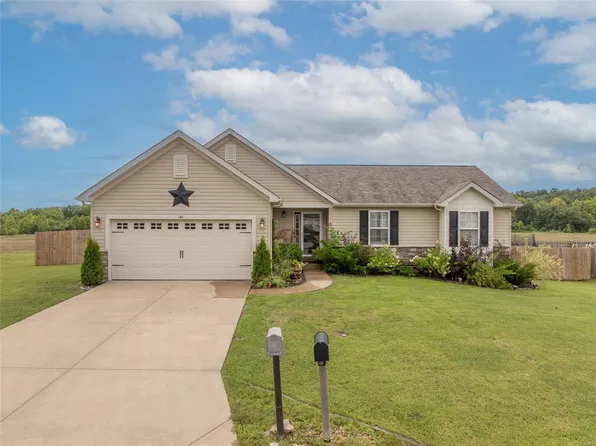 144 Creekside Dr, Winfield, MO 63389
