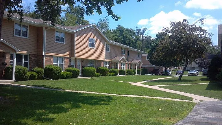 Shorewood Townhouse Apartments — Photo 7