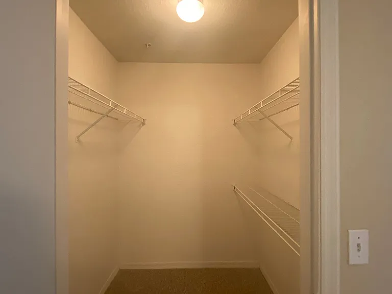 Waterford Pointe Apartments — Photo 32