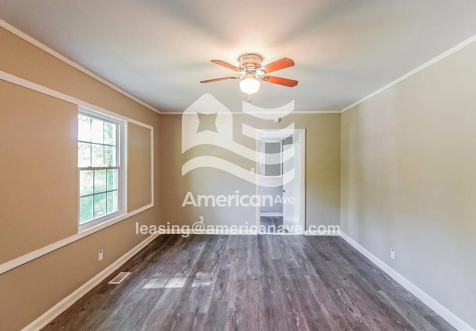 3 bed, 1.0 bath, 996 sqft, $1,518 — Photo 2