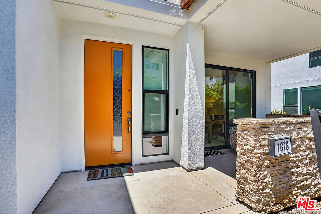 3 bed, 4.0 bath, 2057 sqft, $6,200 — Photo 2