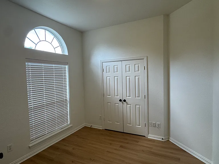 1823 Bur Oak Dr — Photo 4