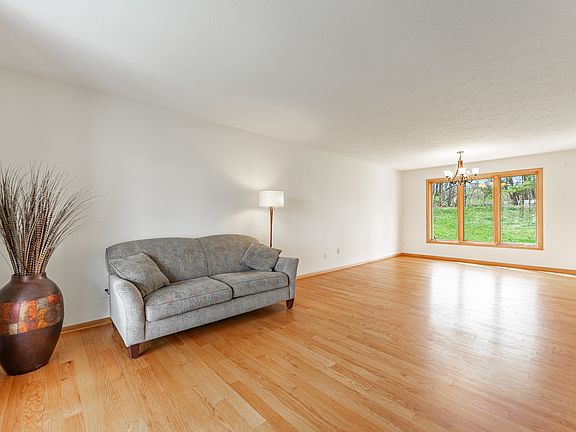 5th image of 227 Foxfire Pl