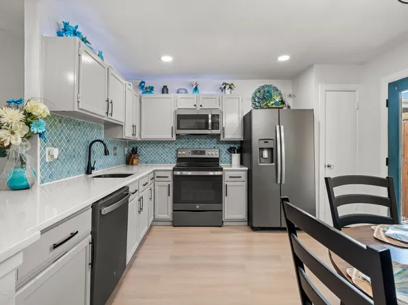 819 Blessing Creek Dr, Euless, TX 76039