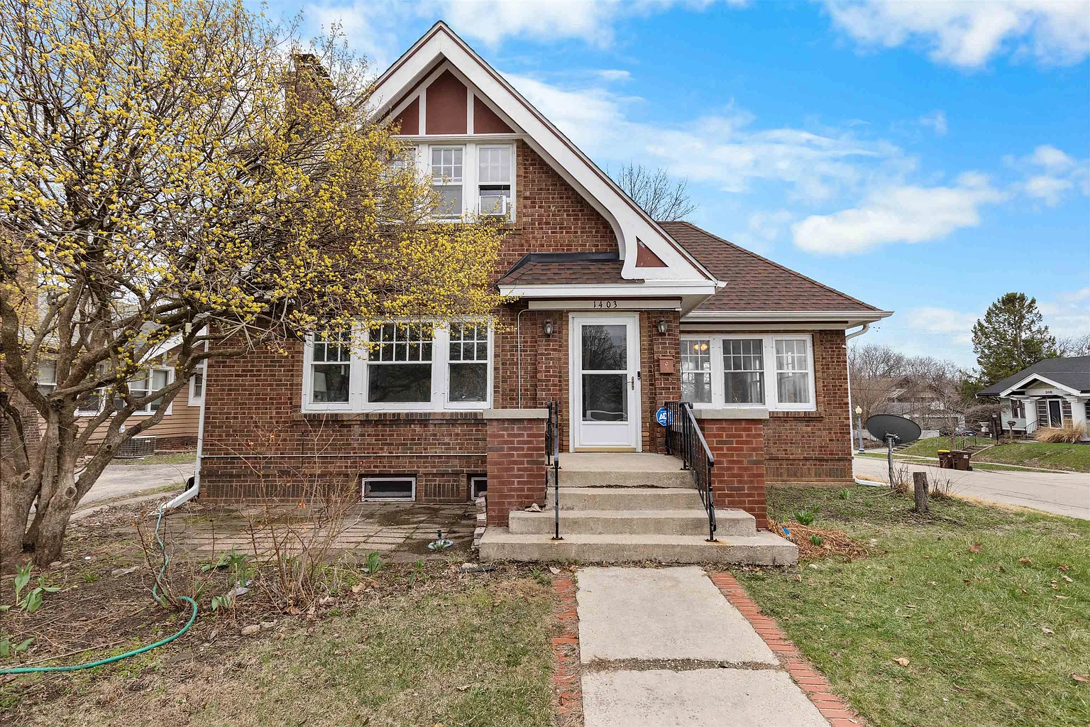 1403 Post Ave photo 1