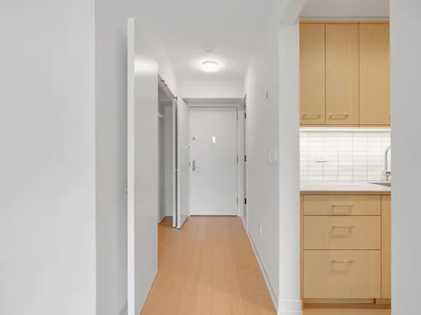 1 Columbus Place image 10 of 31