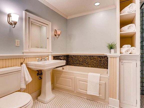 5th image of 2095 Dudley Ave