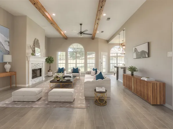 319 Brookhollow Dr, Huntsville, TX 77340