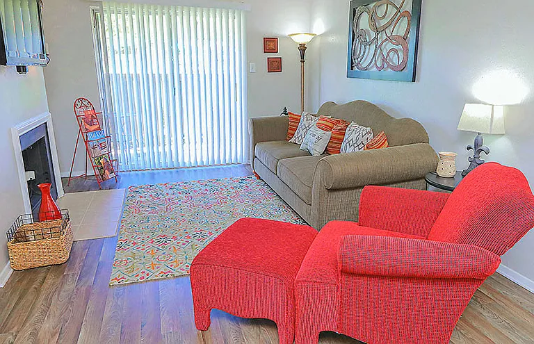 The Ashton Apartments — Photo 4
