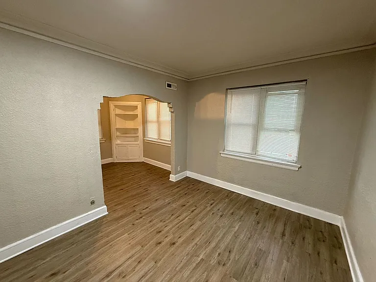 4252 N Teutonia Ave — Photo 2