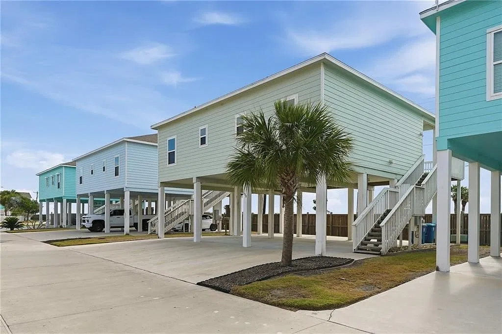 3 bed, 2.0 bath, 1120 sqft, $2,200 — Photo 2