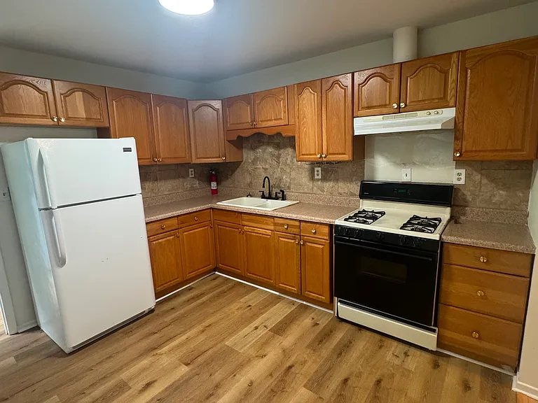 800 Kroll Ln — Photo 2