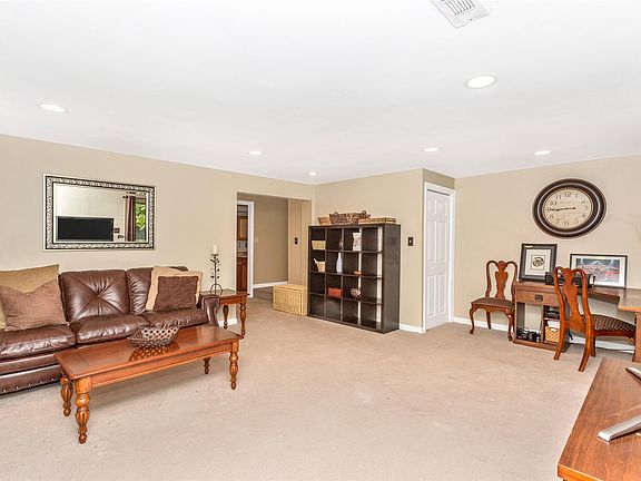 3rd image of 9651 Glendower Ct