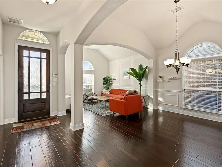 1313 Baynes Dr — Photo 2