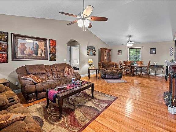 3rd image of 975 Sunny Valley Ln