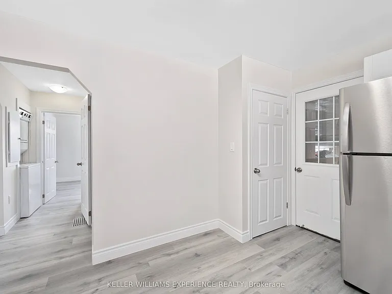 52 Cundles Rd E #UPPER — Photo 4