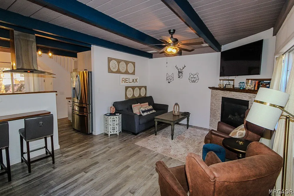 3 bed, 2.0 bath, 1063 sqft, $2,100 — Photo 2