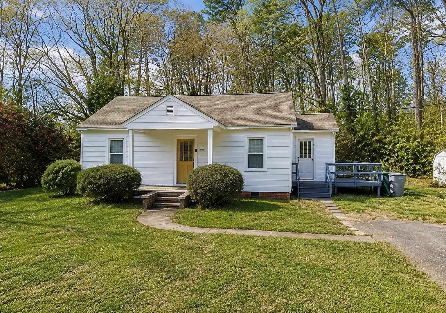 Charming Charlotte Retreat with Convenience at Every Turn, 2BR/1BA/880 sq ft — Photo 1