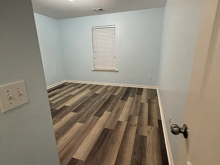423 Haddenham Ct — Photo 8