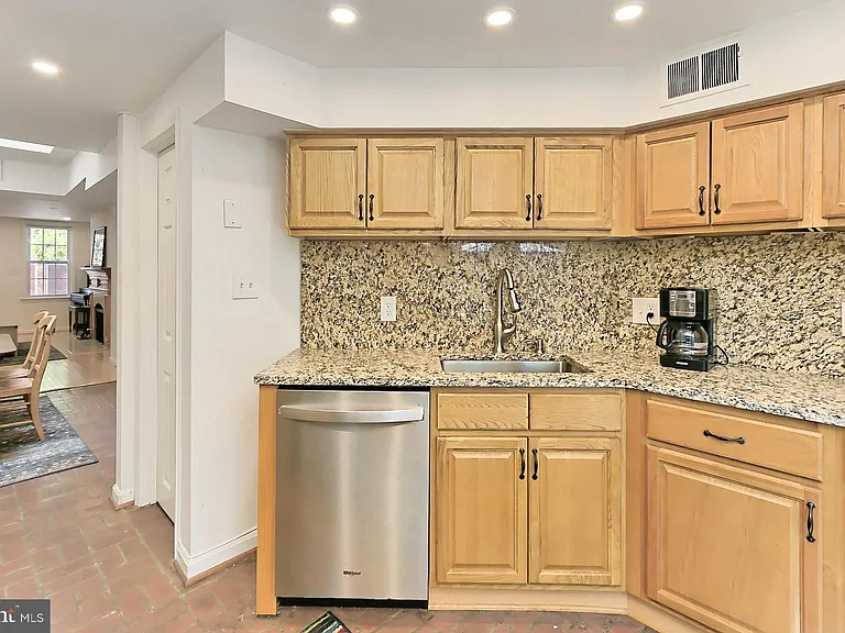 314 S Alfred St — Photo 14