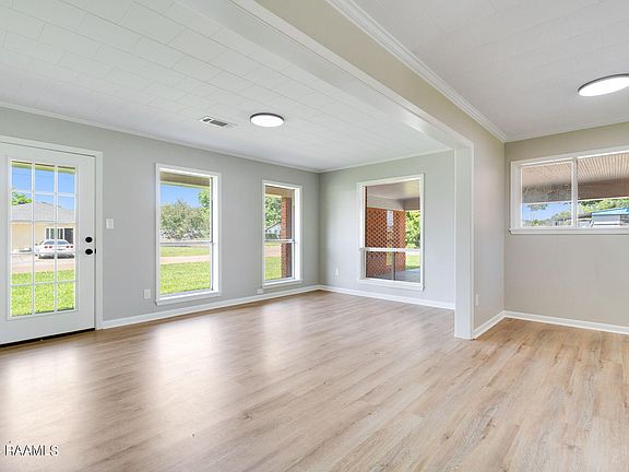 4th image of 201 Parkview Dr
