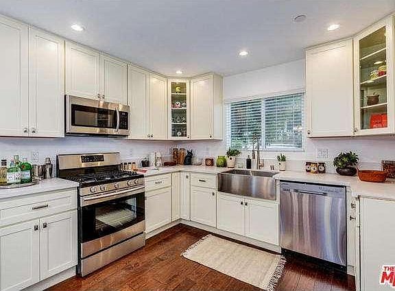 modern kitchen w all appliances