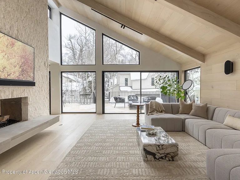 609 W Francis St — Photo 5