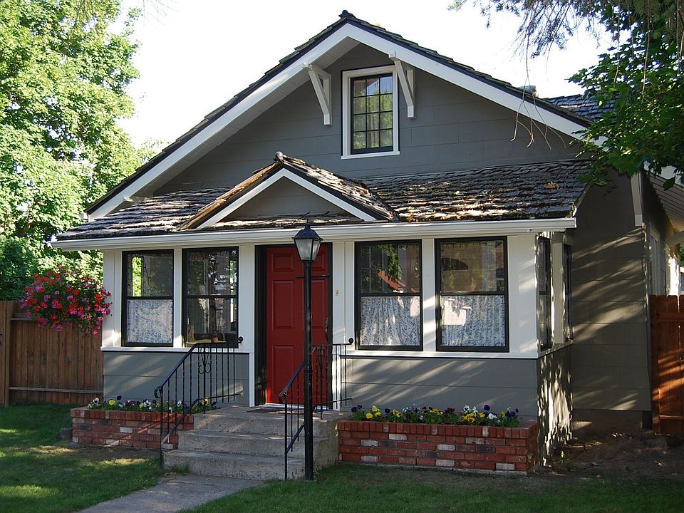 1st image of 210 6th Ave E