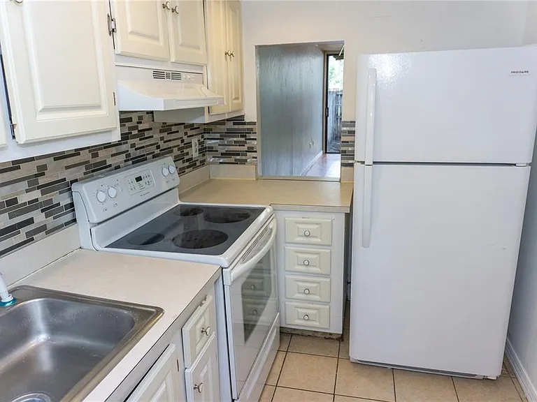603 SW 75th St #104 — Photo 3