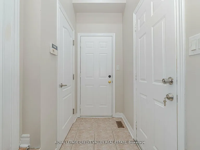 18 Trailhead Cres — Photo 8