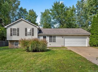 5930 Forestal Dr, Waterford, MI 48327