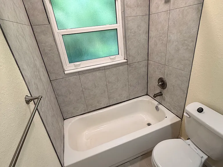 305 W Country Club Dr — Photo 7
