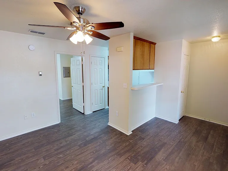 910 Bernard St — Photo 4