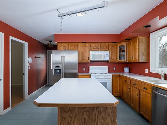 4th image of 779 Willard St