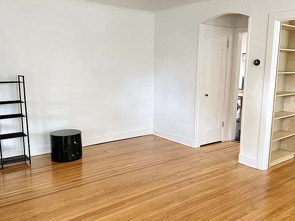 4th image of 946 N Harper Ave