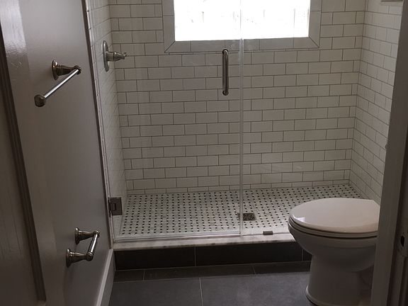 Main bath with walk in showe