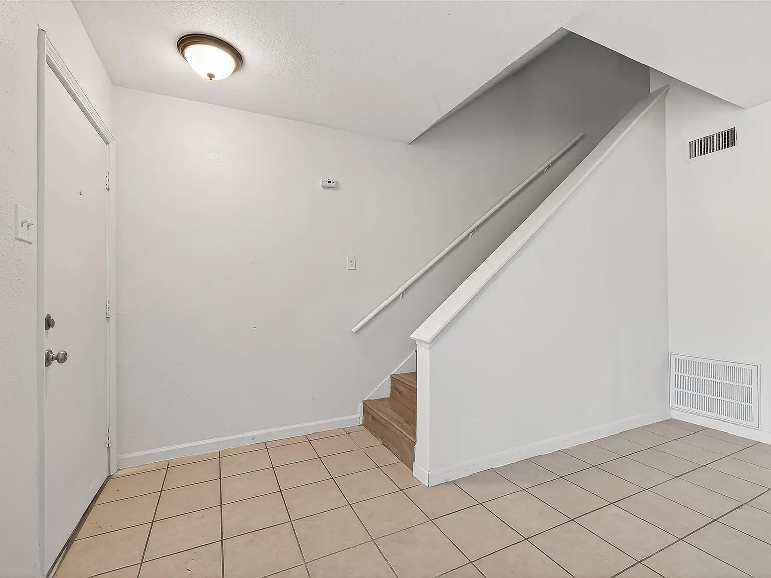 2 bed, 2.0 bath, 2160 sqft, $1,295 — Photo 3